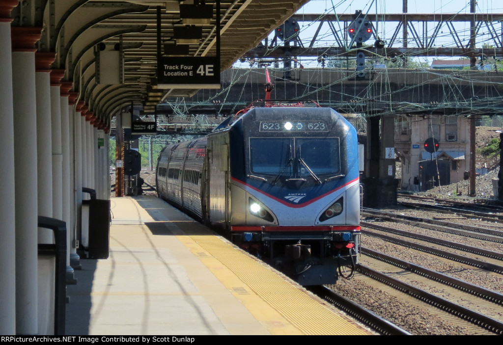 amtrak-train-arriving-at-trenton